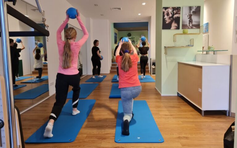 Pilates Übung Ball